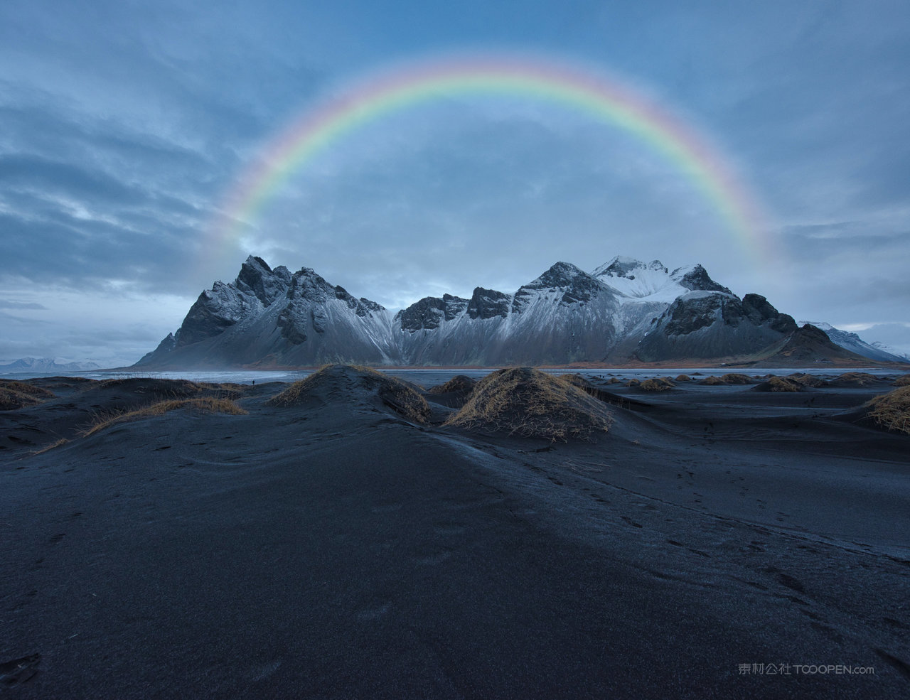 雪山风景画图片素材
