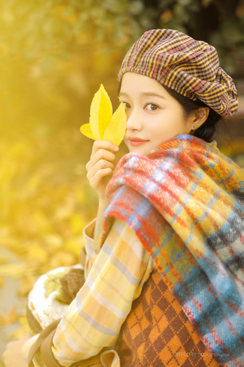 手拿枫叶的清纯美女高清手机壁纸图片免费下载