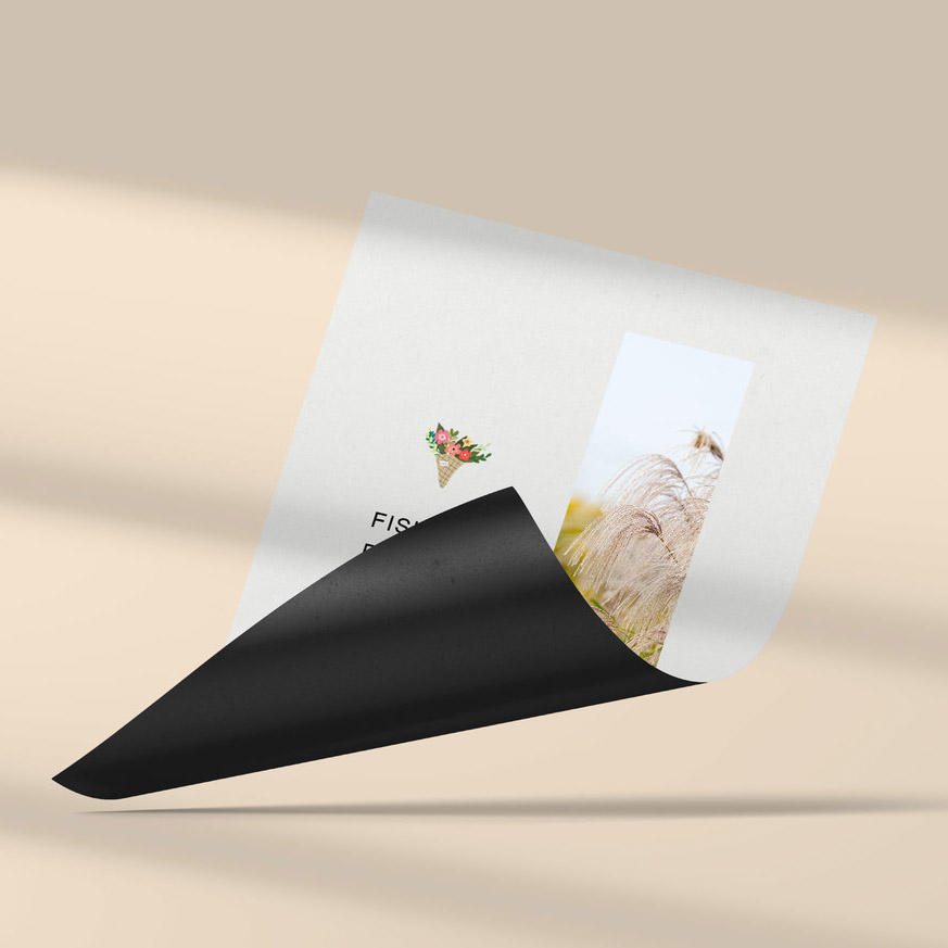 大气简洁桌面上的卷边纸张样机