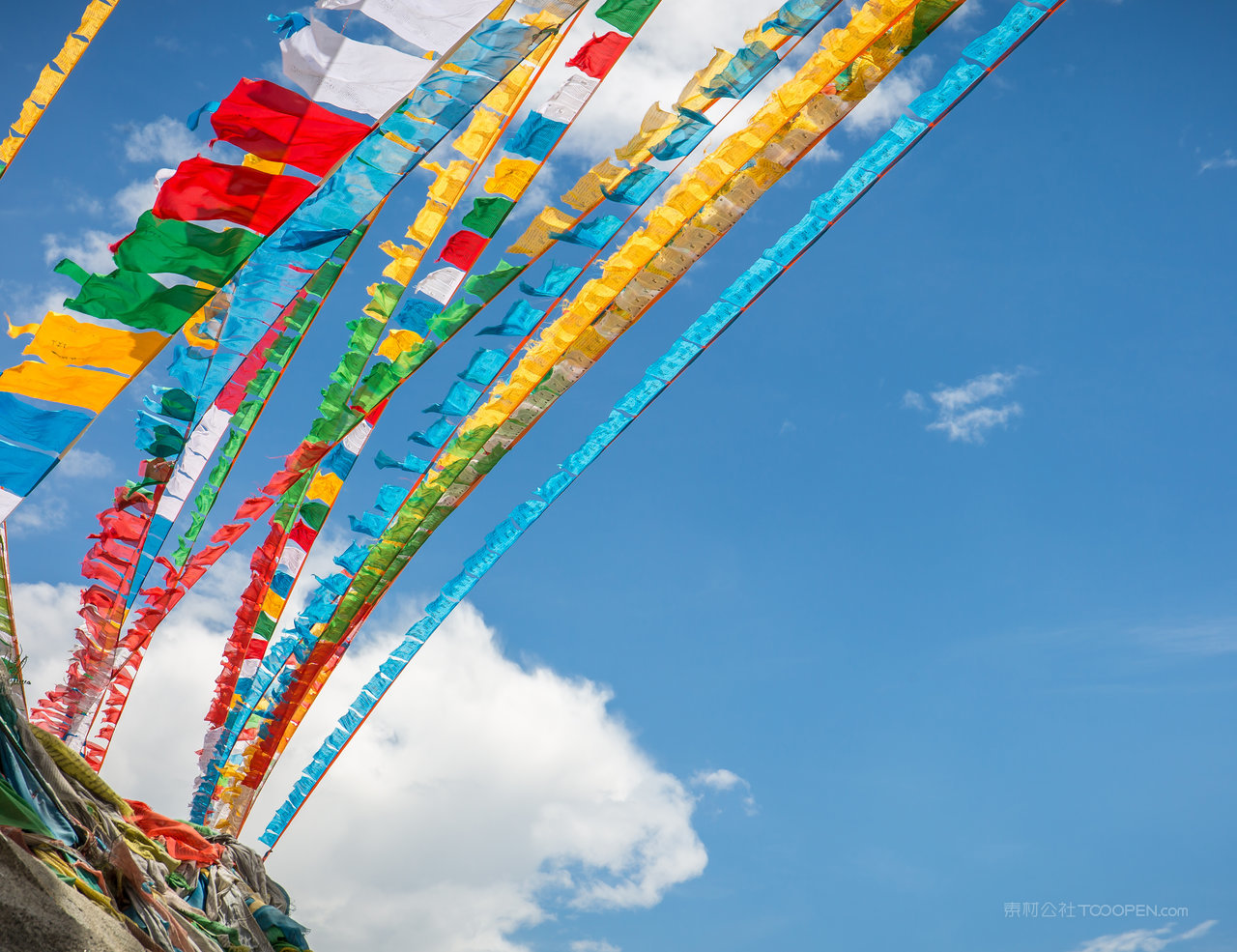 西藏蓝天下的经幡