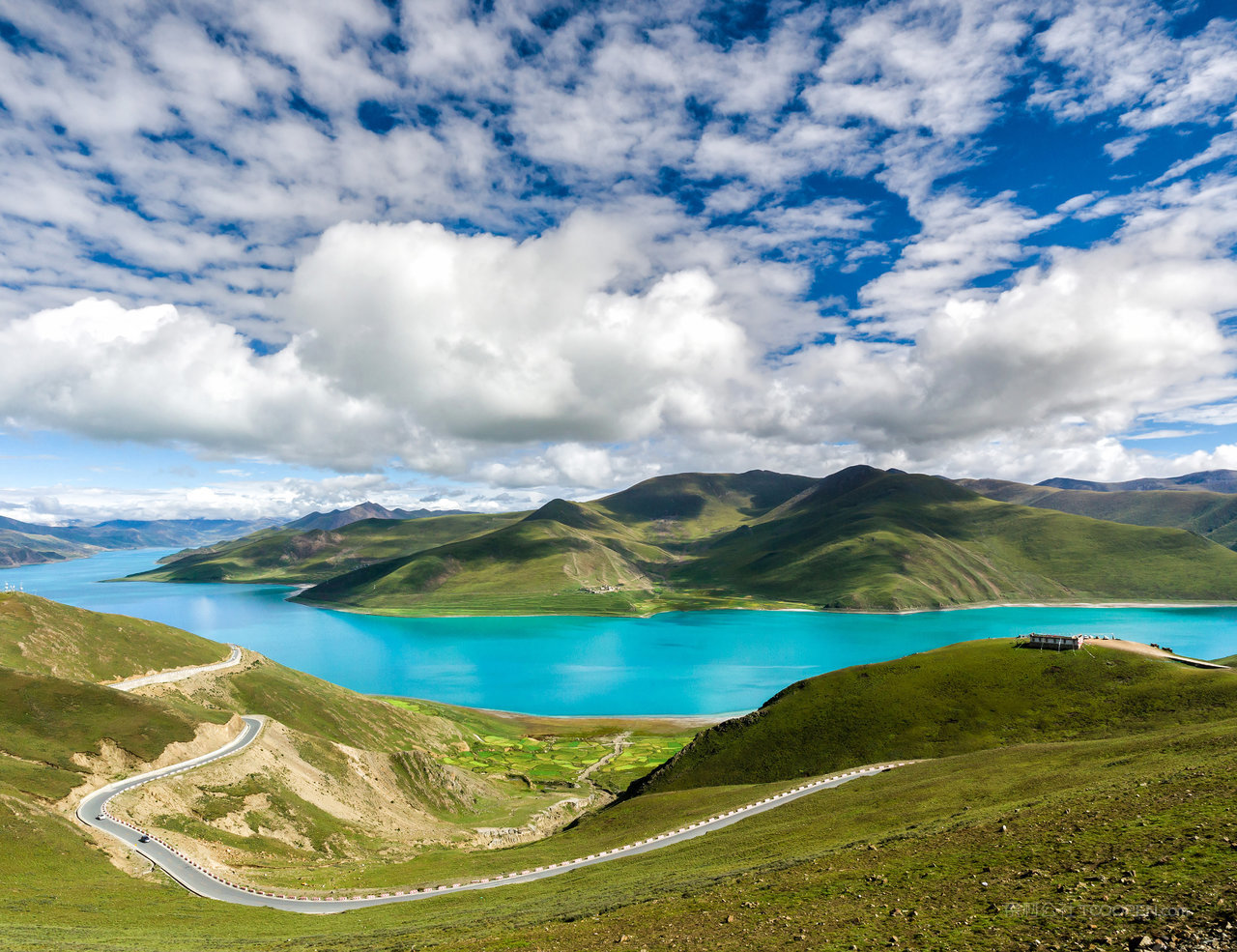 湖泊山脉风景画图片