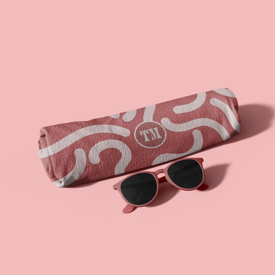 毛巾和眼镜场景样机