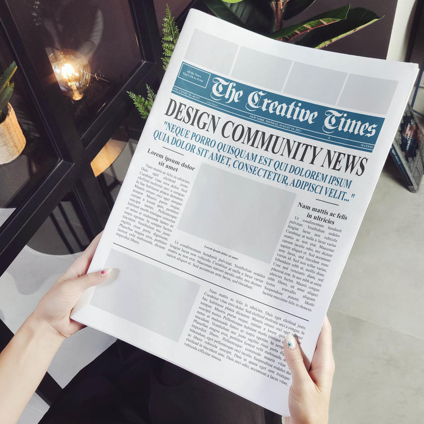 手拿新闻报纸样机