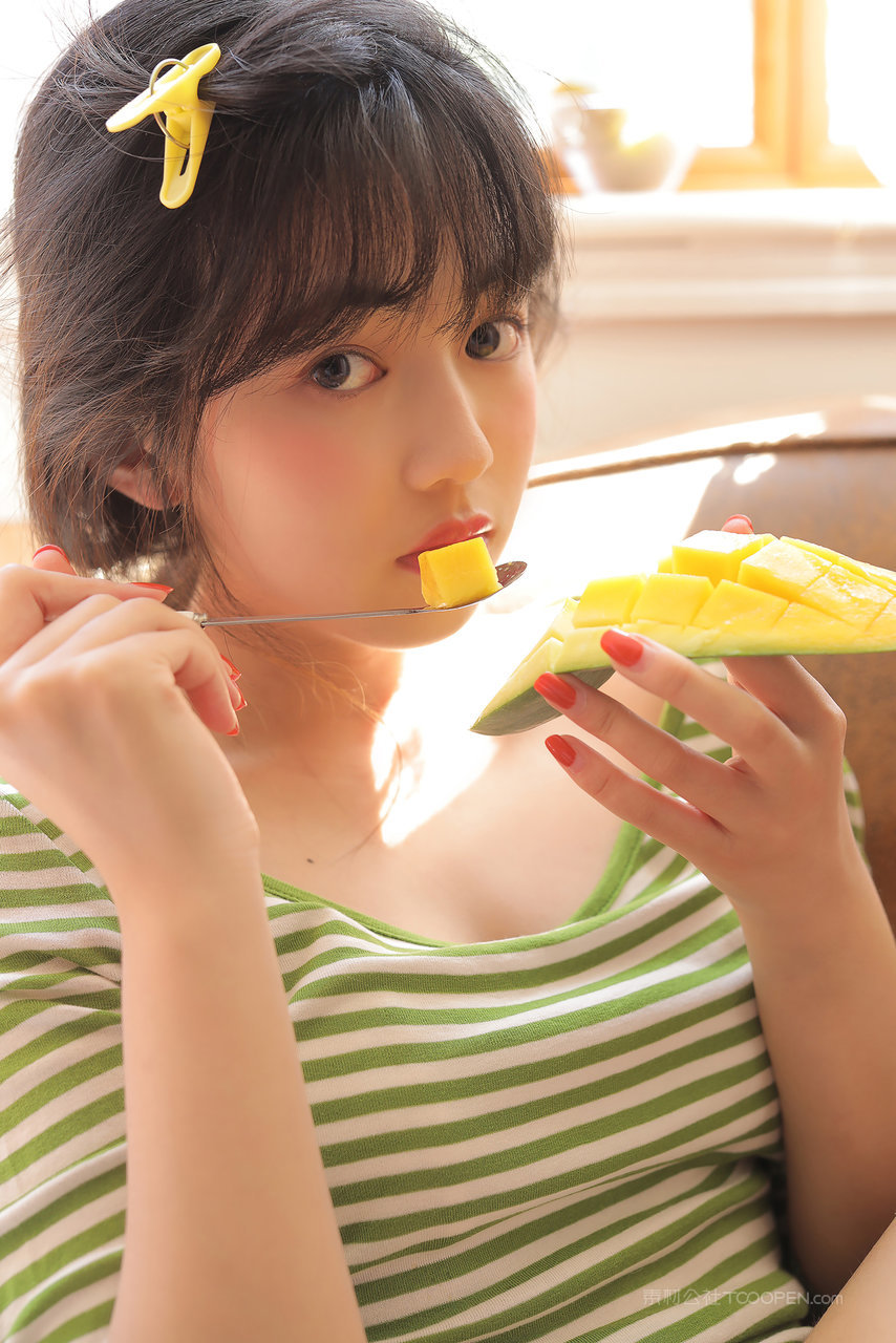 粉嫩软萌可爱女孩吃芒果图片