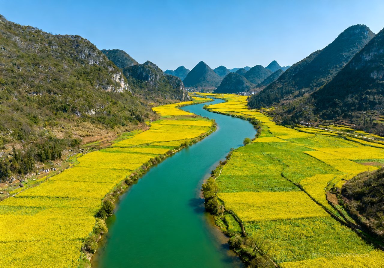 山峰春天春意天空河流意境唯美风景