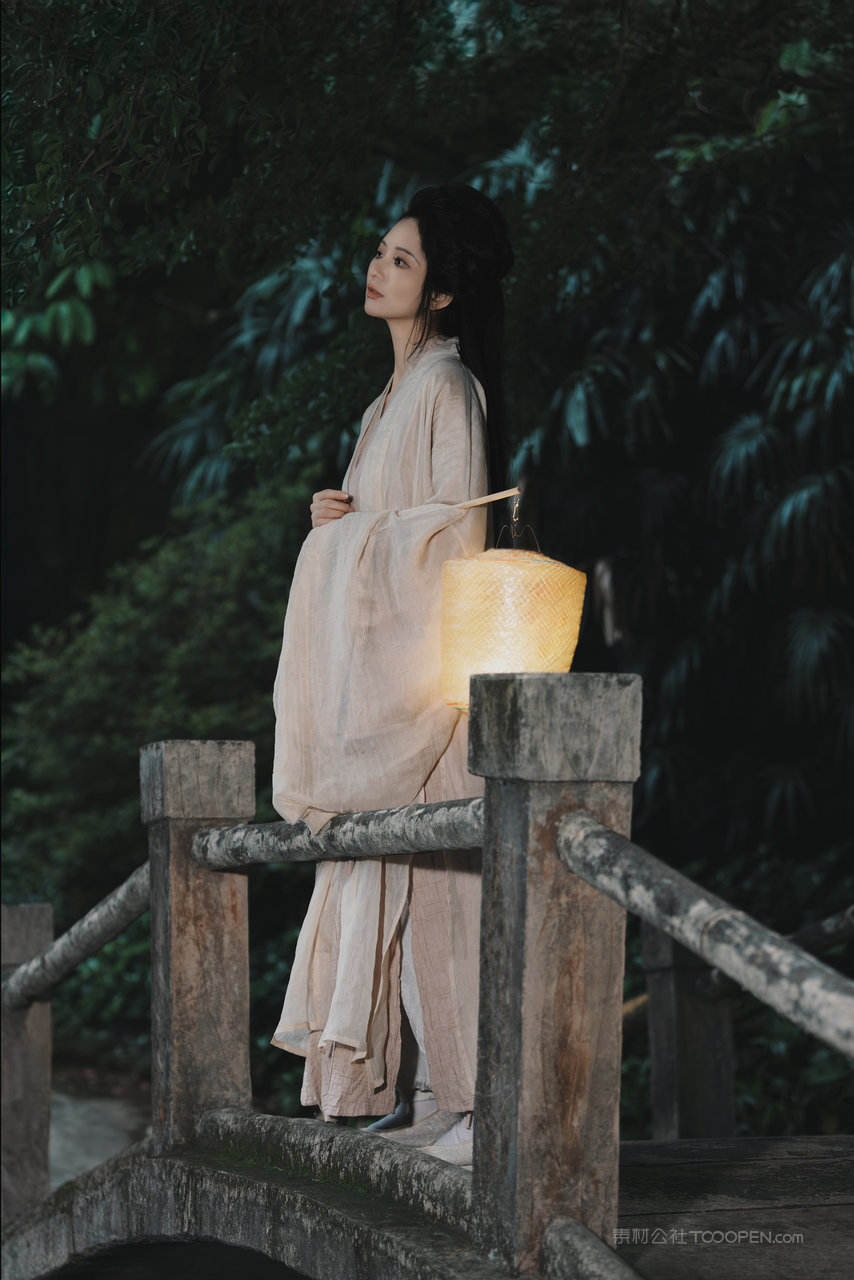 站在桥上的清纯唯美古风美女个人艺术写真图片