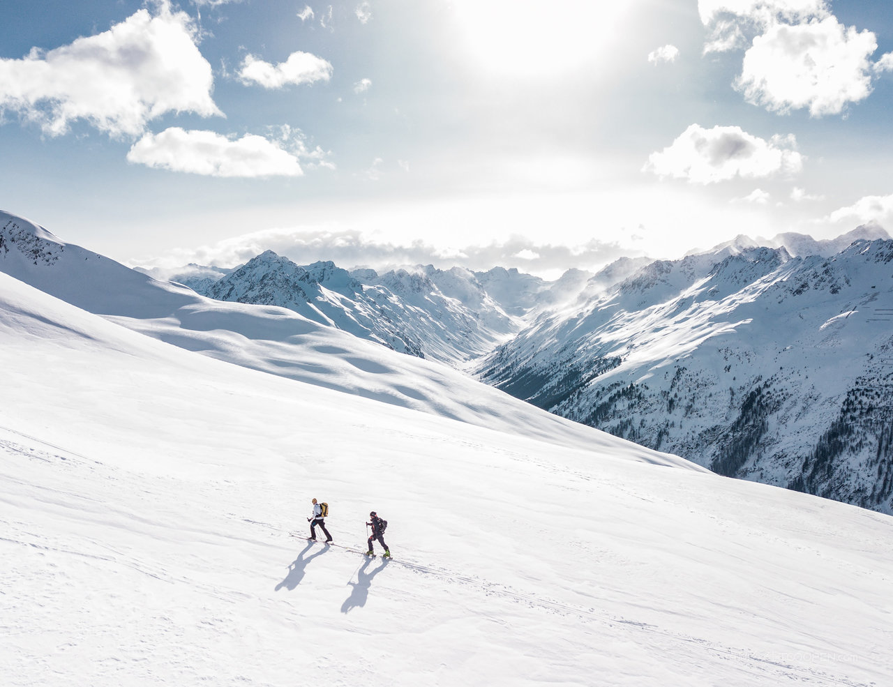 雪山巍峨山脉图片素材