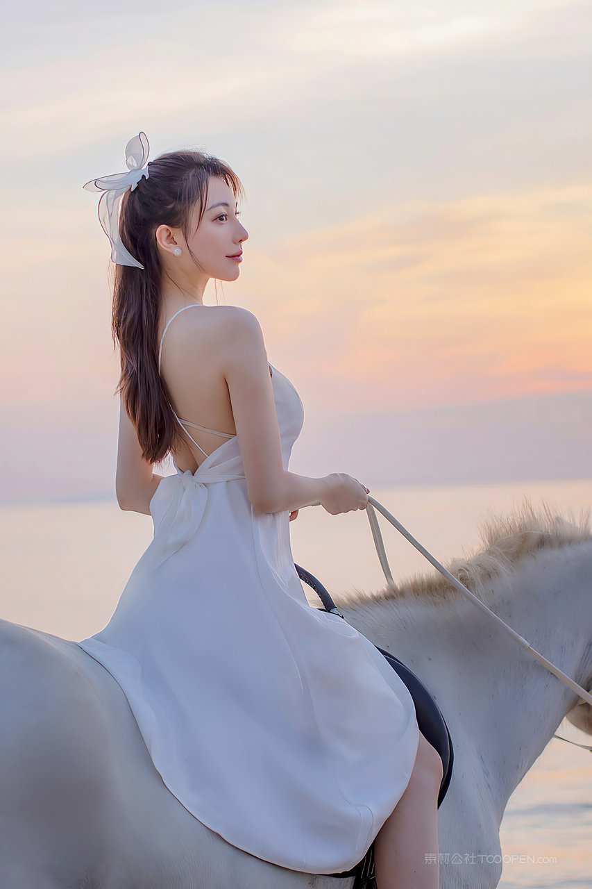 骑着白马的小公主唯美女生写真图片