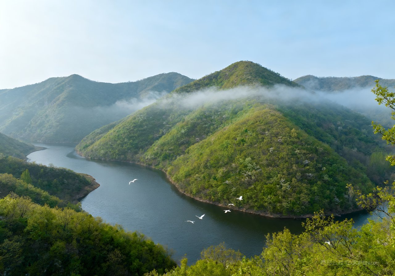 山峰天空山水风景唯美河流意境春季