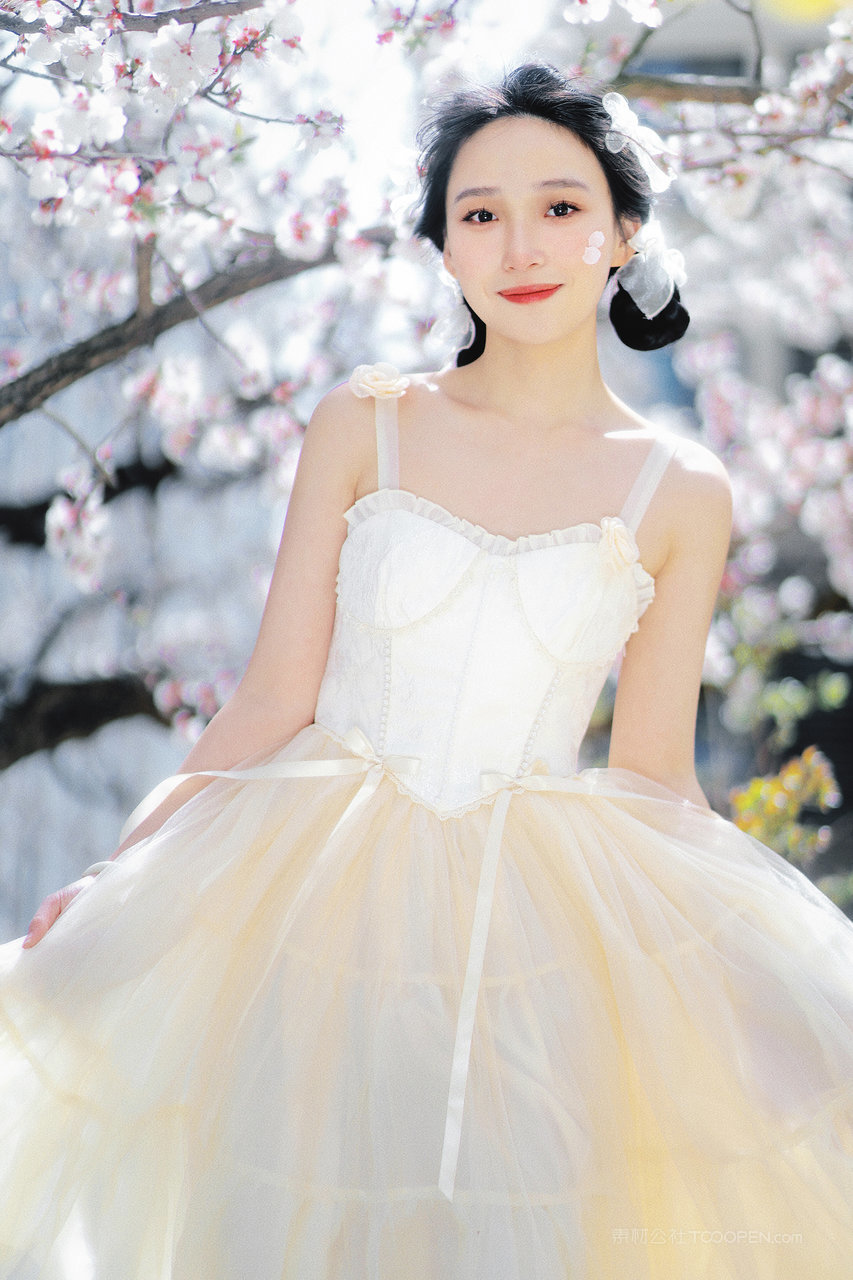 天真可爱的女孩白色公主裙美女户外摄影写真照片