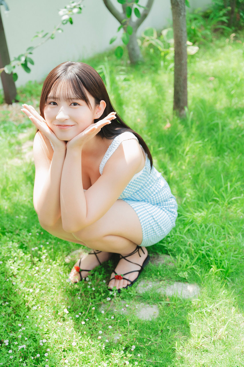 蹲在草地上的日本清纯美女图片