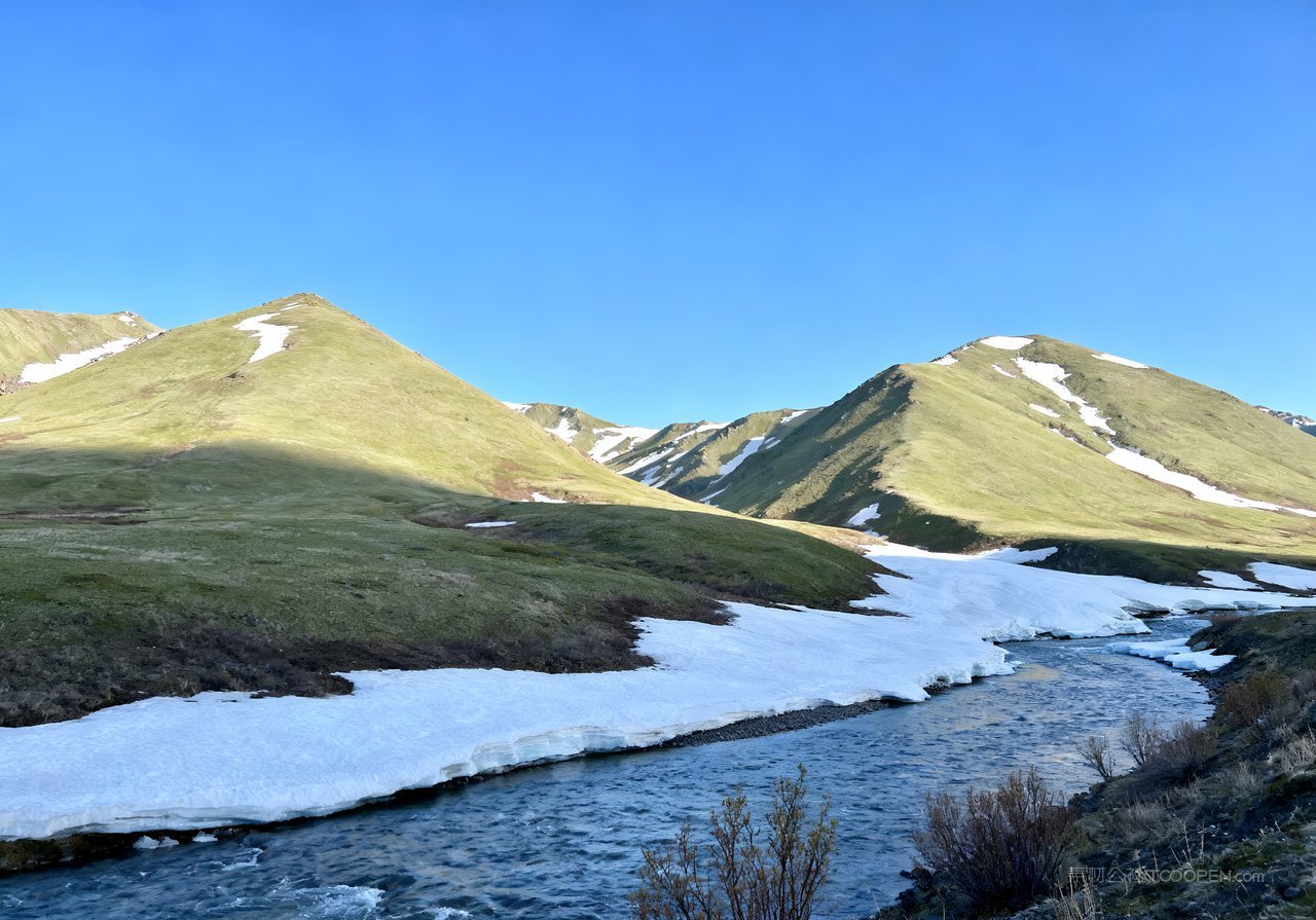 春意山峰天空唯美河流自然风景春天意境