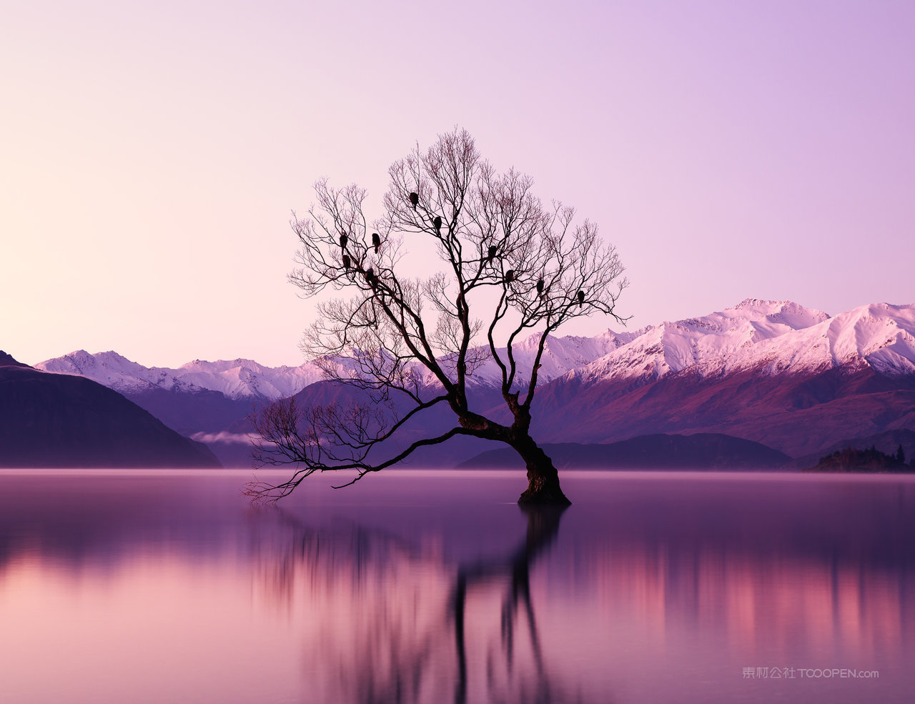 大山雪山风景画图片