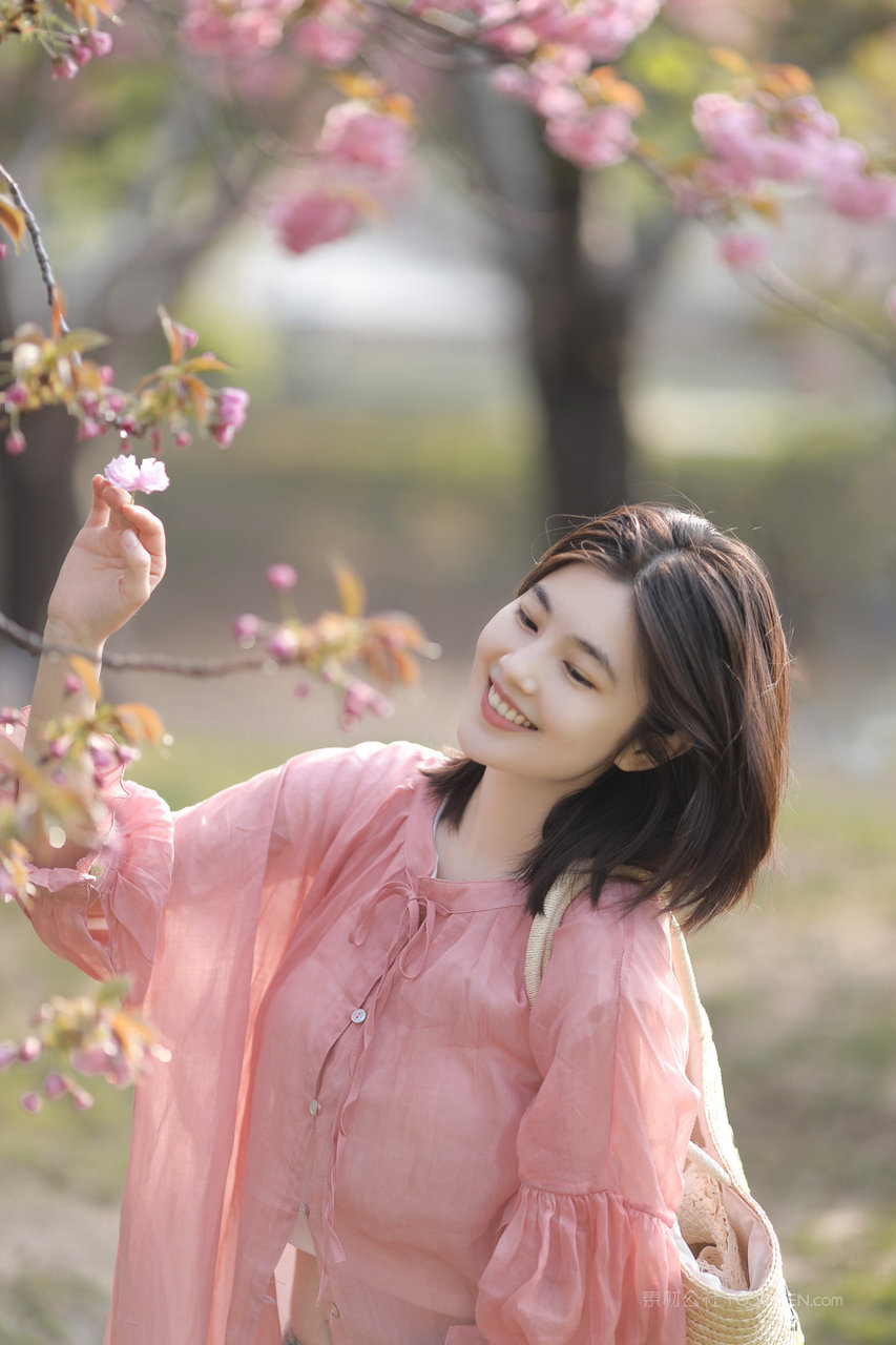 中国唯美短发女生户外约拍写真套图