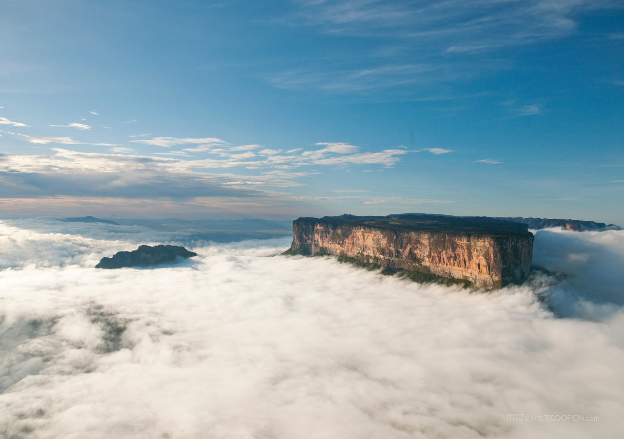 雄伟的罗雷马山风景画