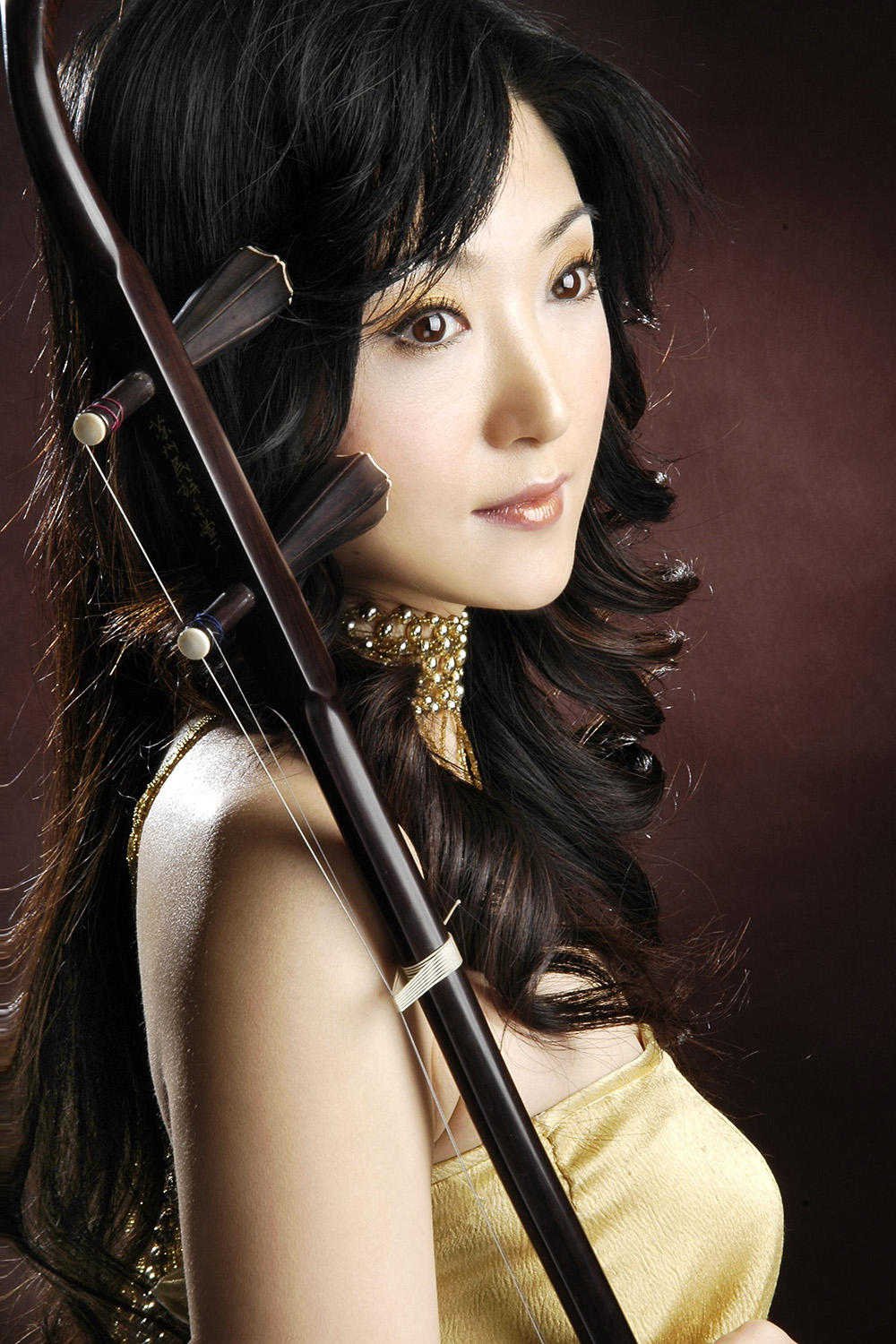 拿二胡气质高雅的女性