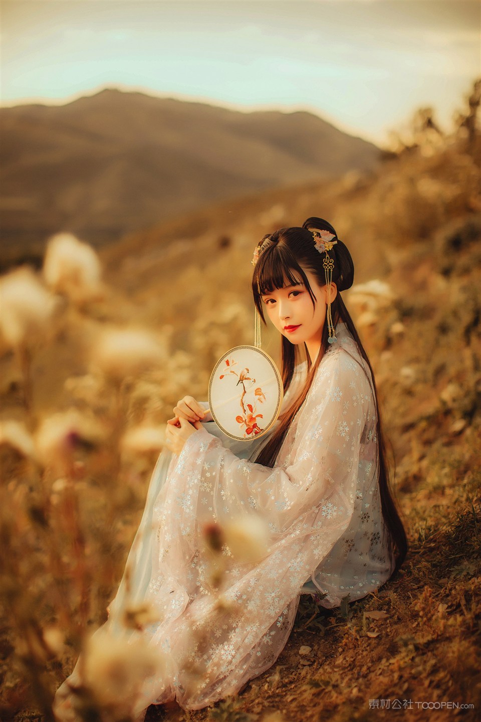 古装汉服拿扇子的美女图片