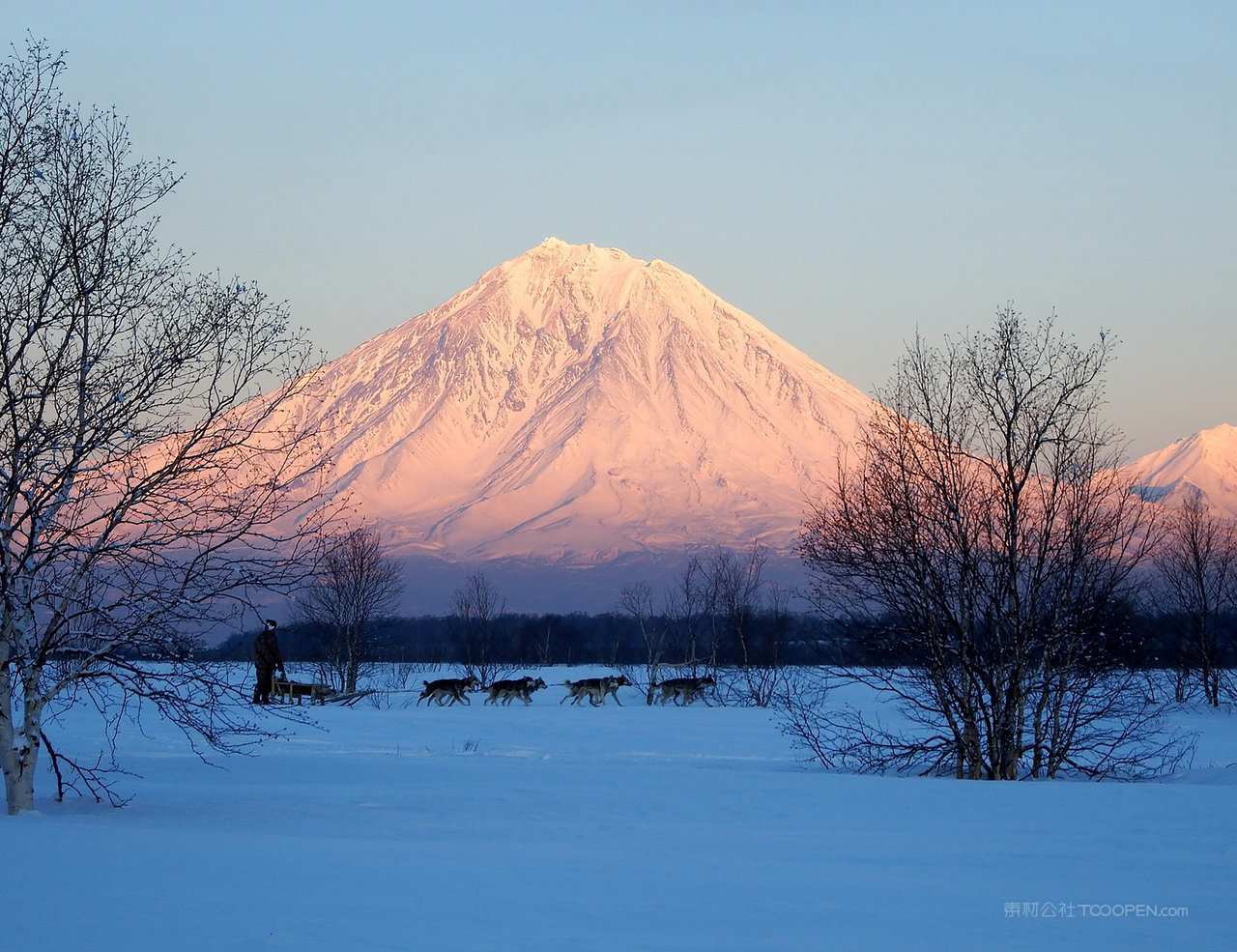 巍峨山脉雪山风景画图片