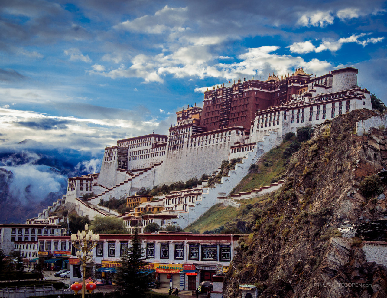 西藏布达拉宫的早晨摄影图片