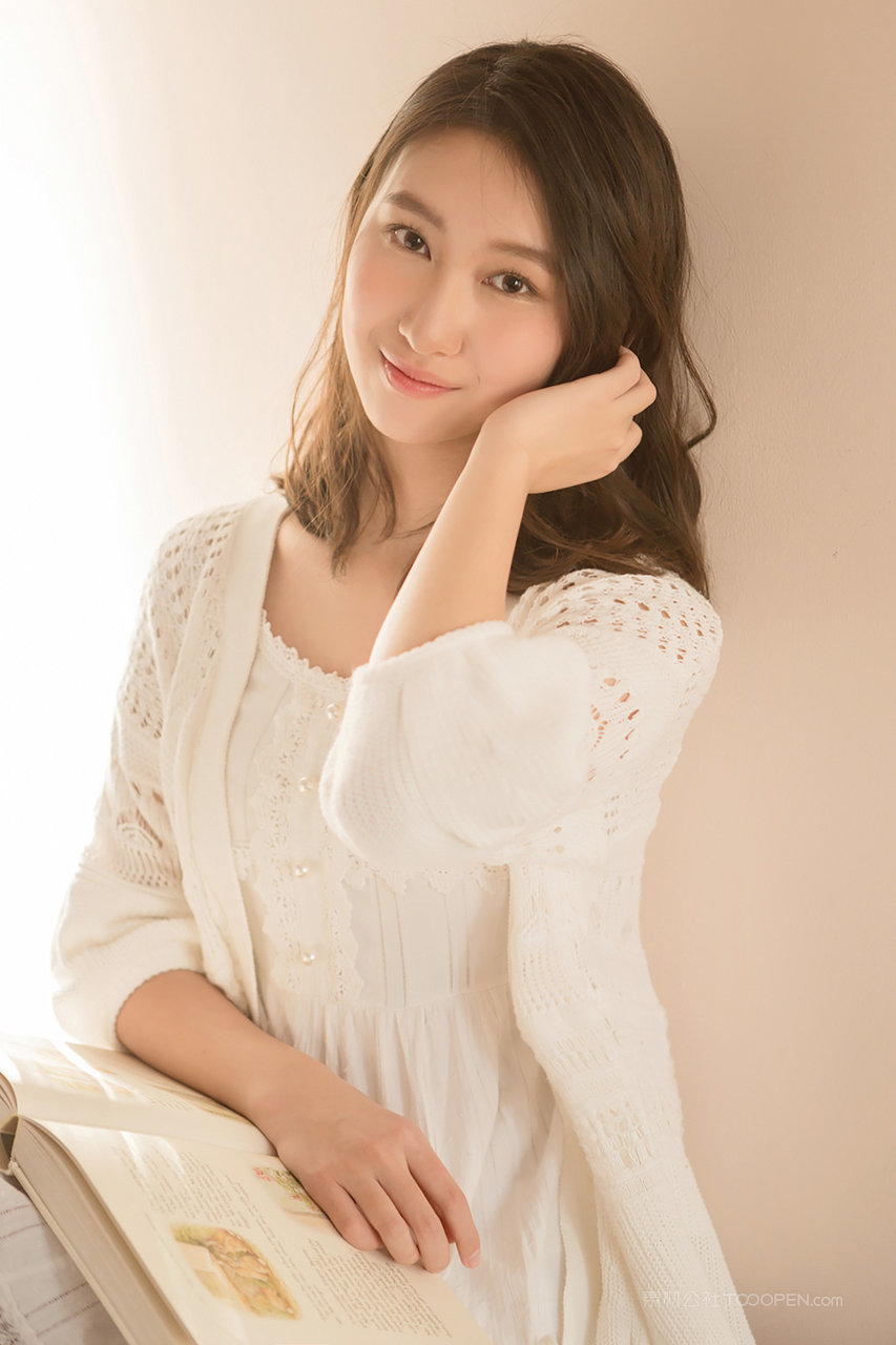 看书的气质美女高清美女大图欣赏