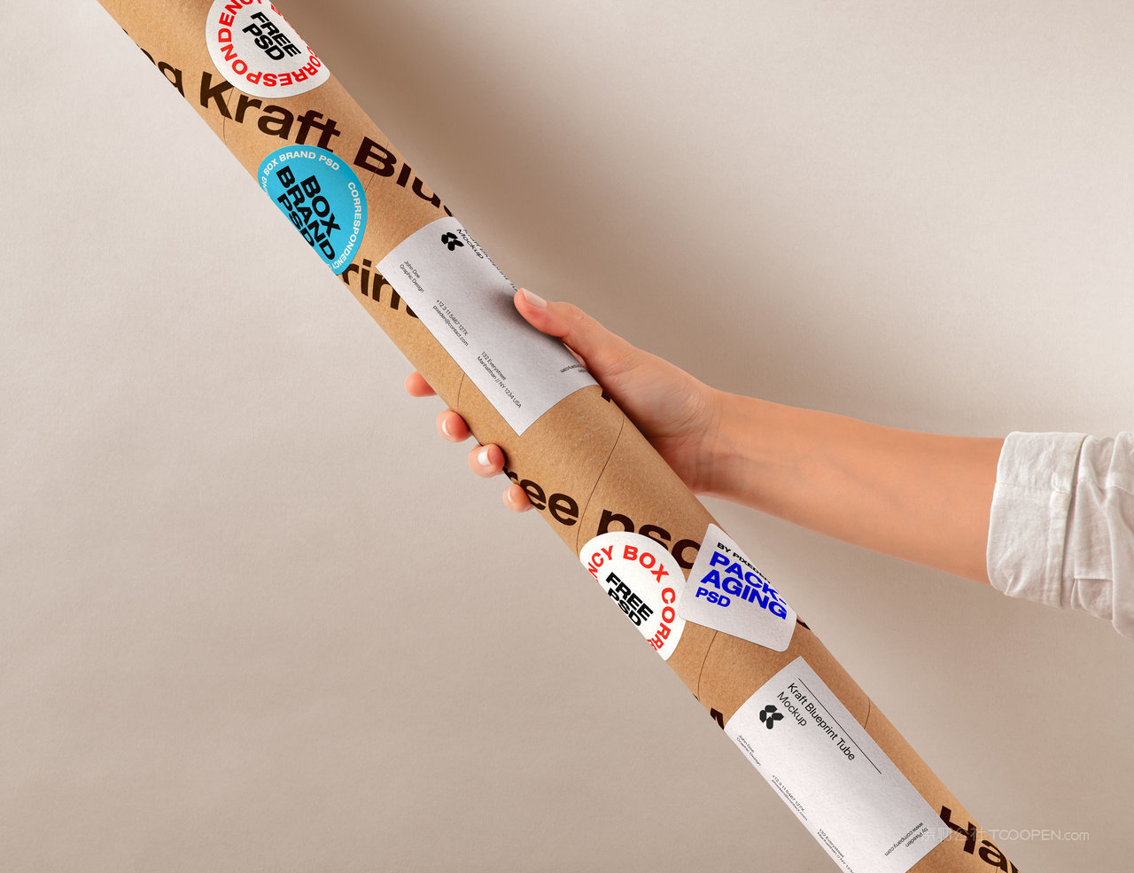 手拿圆筒样机效果图展示