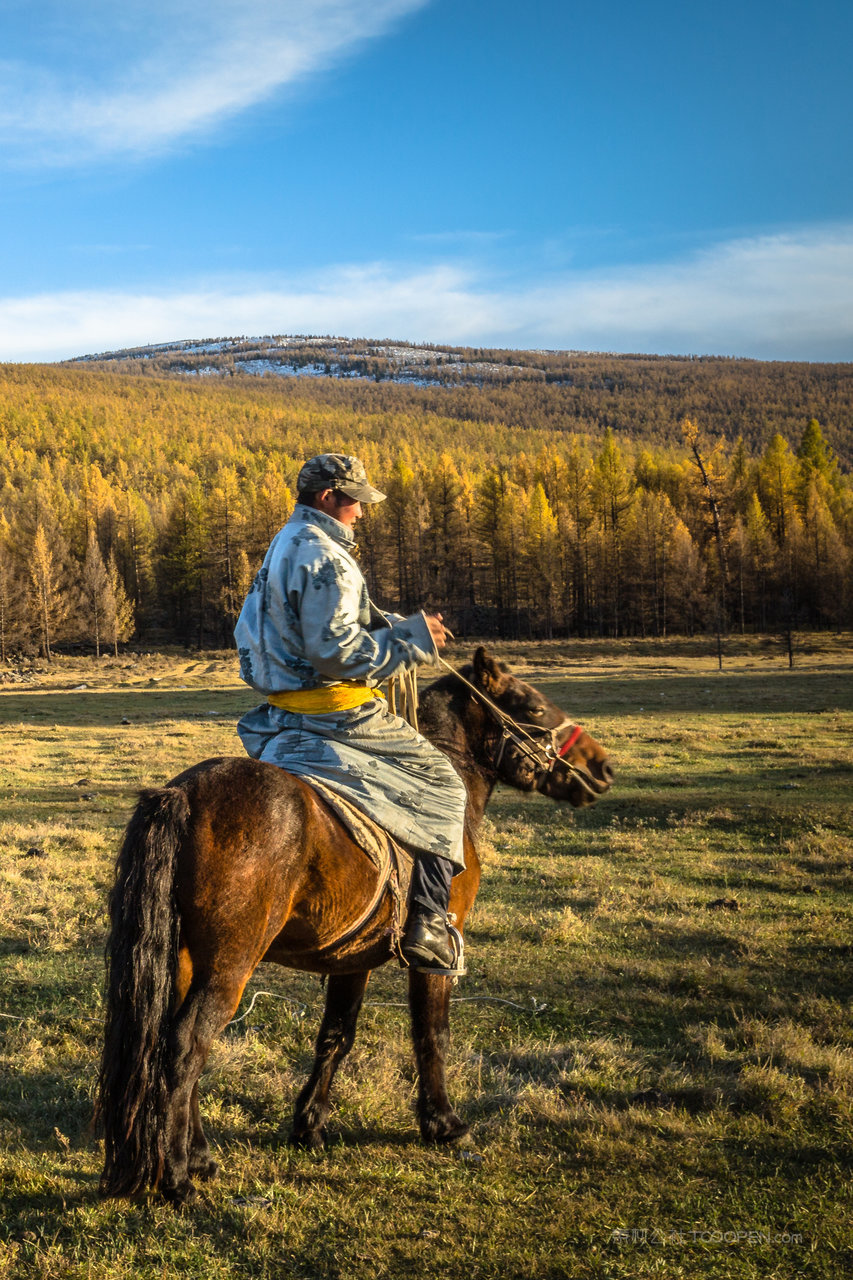 秋天草原上骑马的蒙古汉子