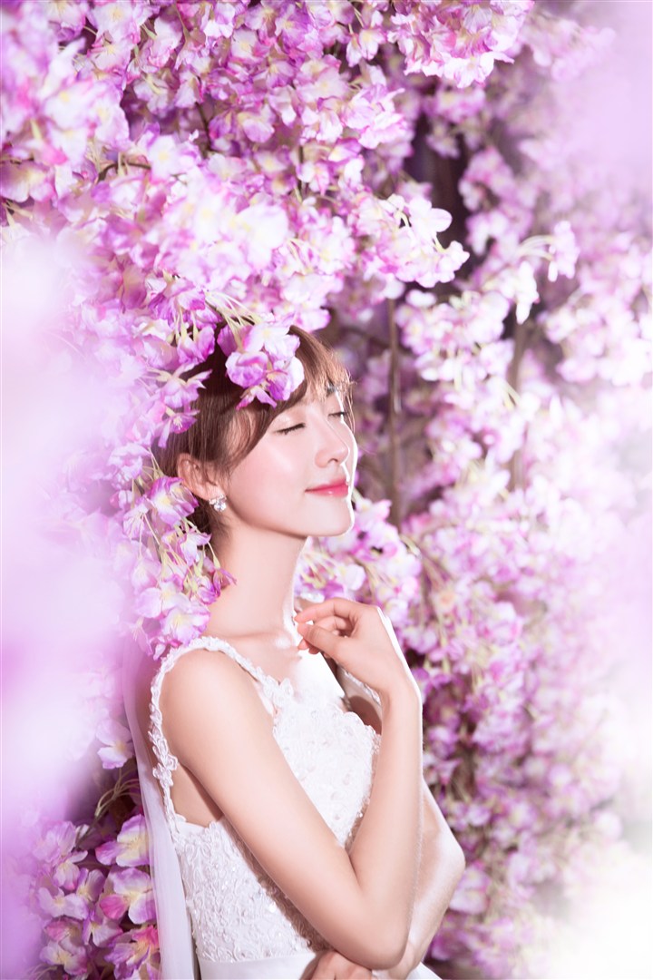 浪漫美女在花丛中陶醉