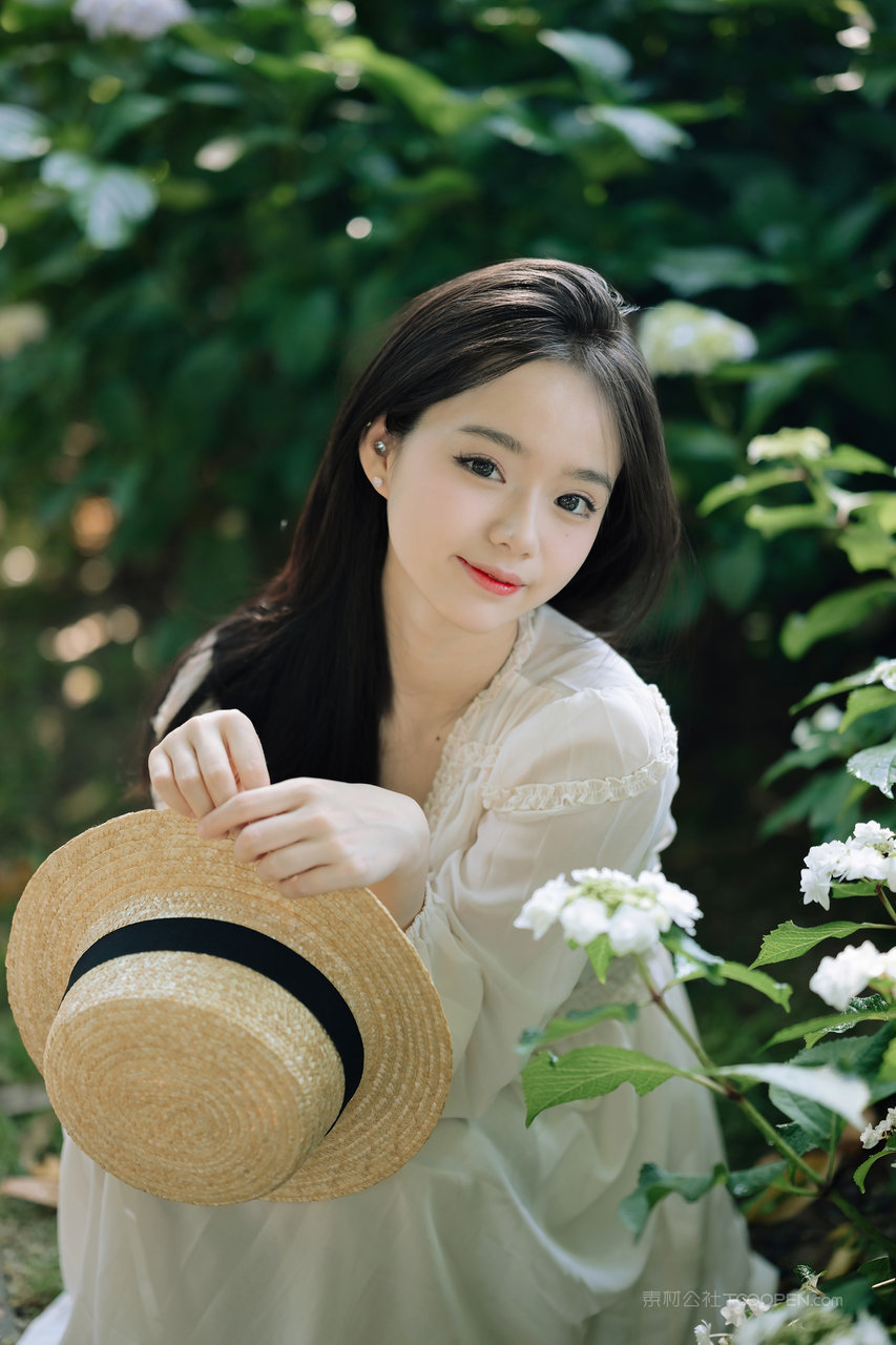 清纯甜美女孩户外写真图片