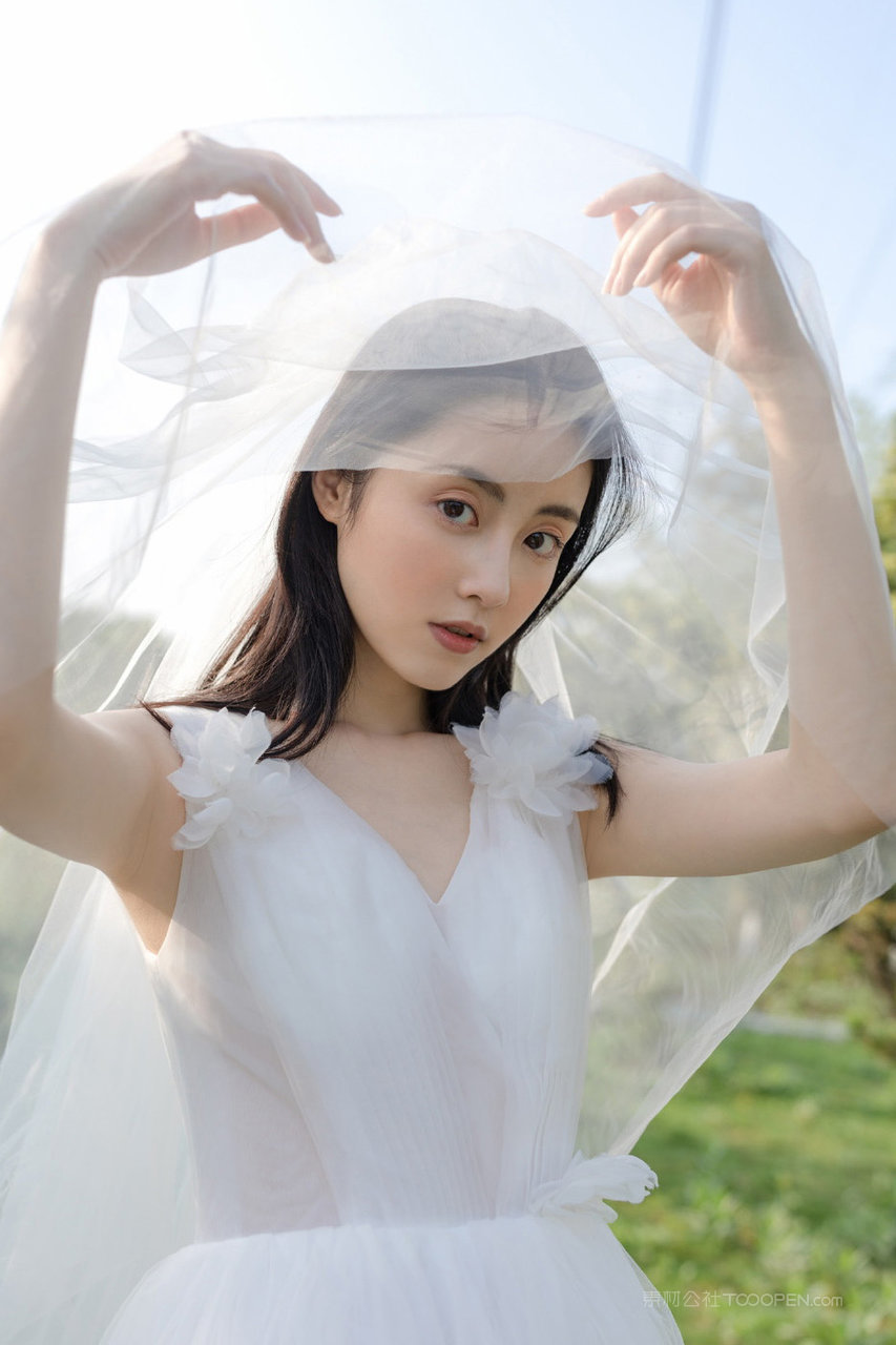穿婚纱的高清女明星章乐韵户外摄影写真套图