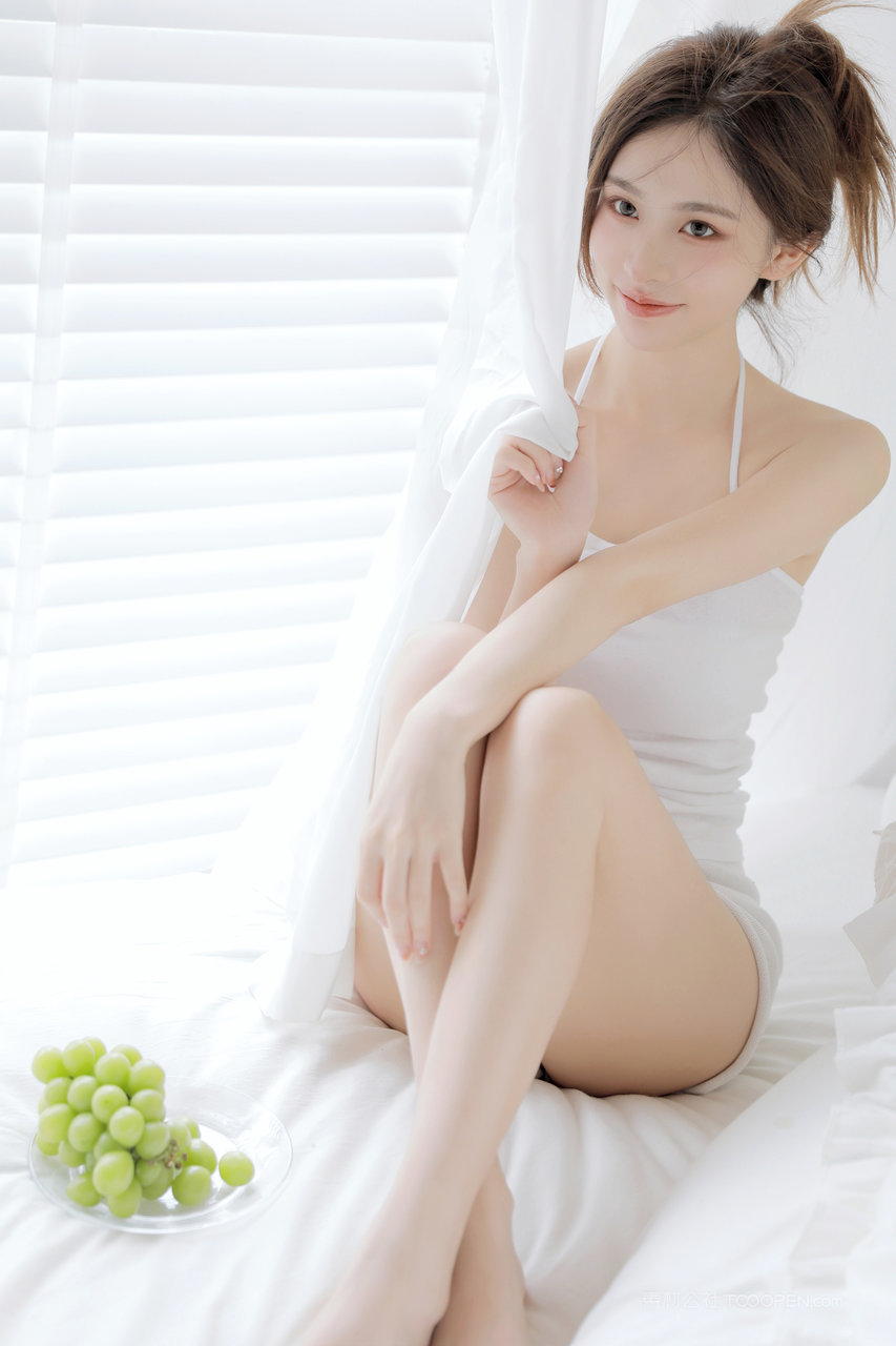 白皙粉嫩的清纯女神大尺度私房照图片