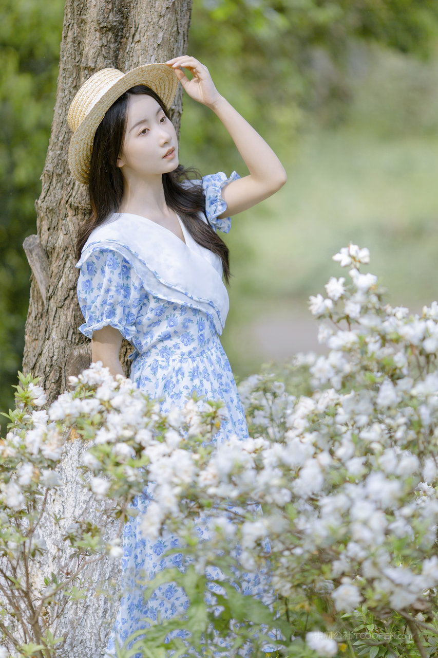 靠在树上的清纯连衣裙美女手机壁纸图片