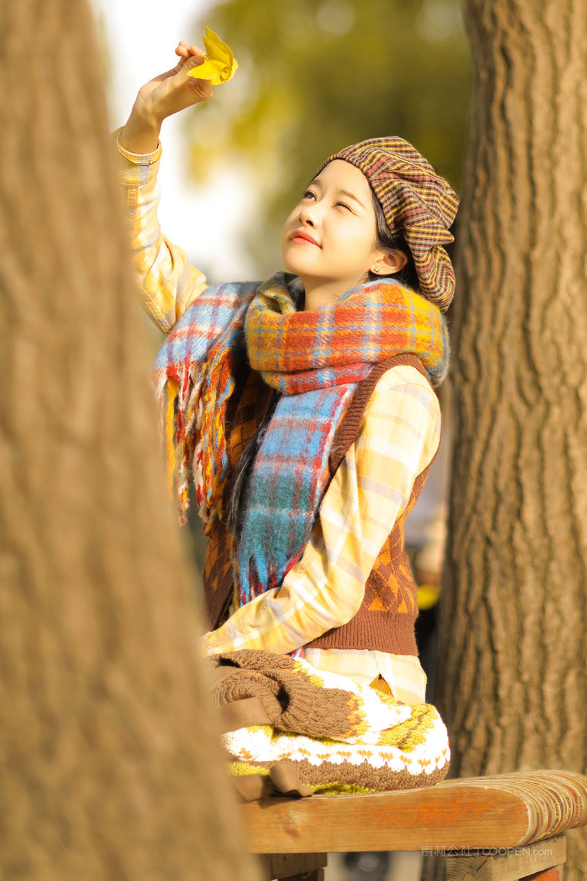 坐在树下的温柔甜美女孩高清摄影图片