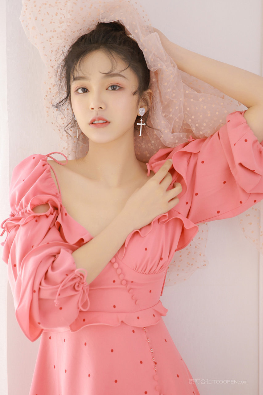 穿着粉色波点长裙的小公主头像女生简单气质