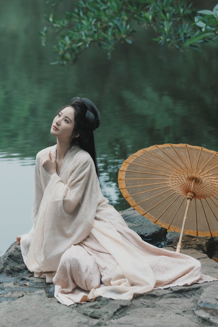 坐在湖边的清纯古风美女唯美壁纸图片大全
