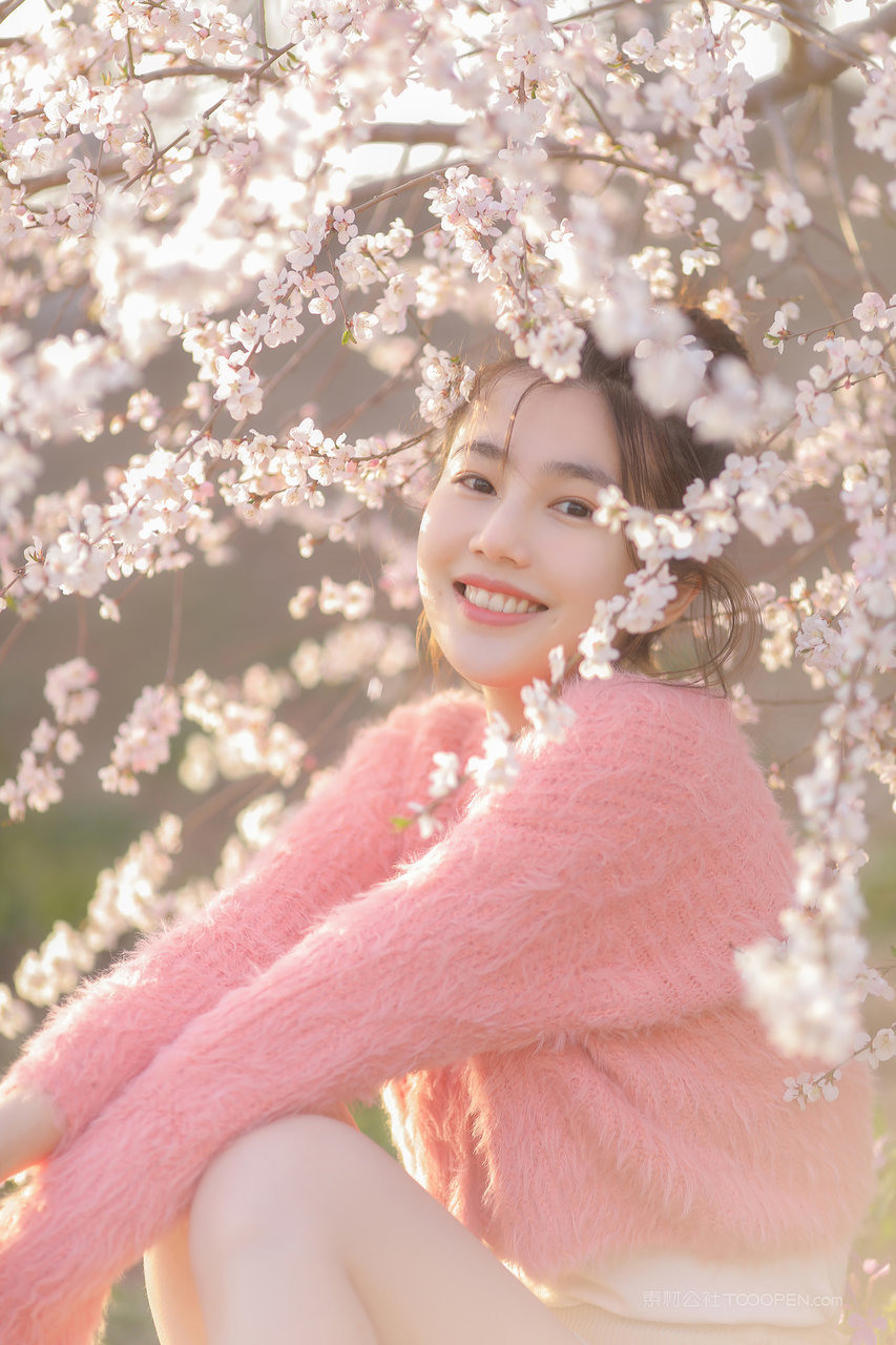 樱花树下的清纯甜美女生唯美艺术照写真图片