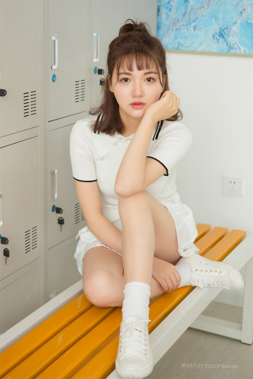 清纯白嫩甜美少女更衣室自拍图片