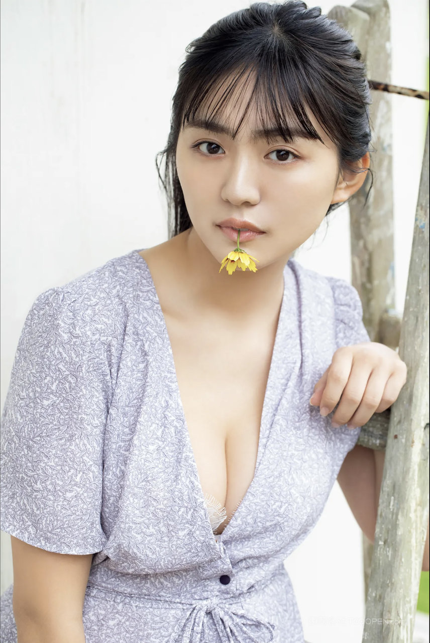 嘴里含着花朵的日本碎花裙美女养眼写真图片