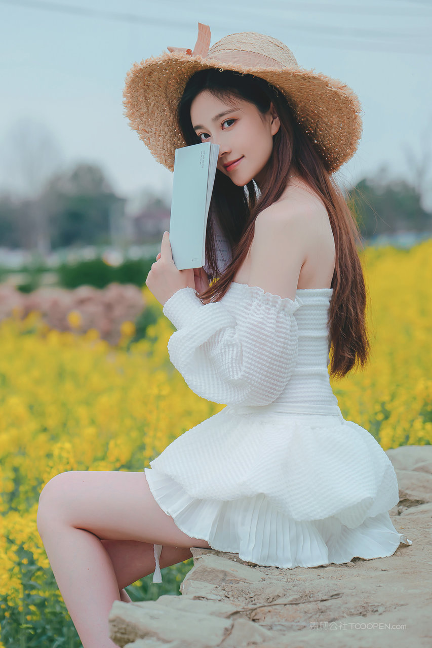 油菜花田里的清纯少女唯美人像摄影图片大全