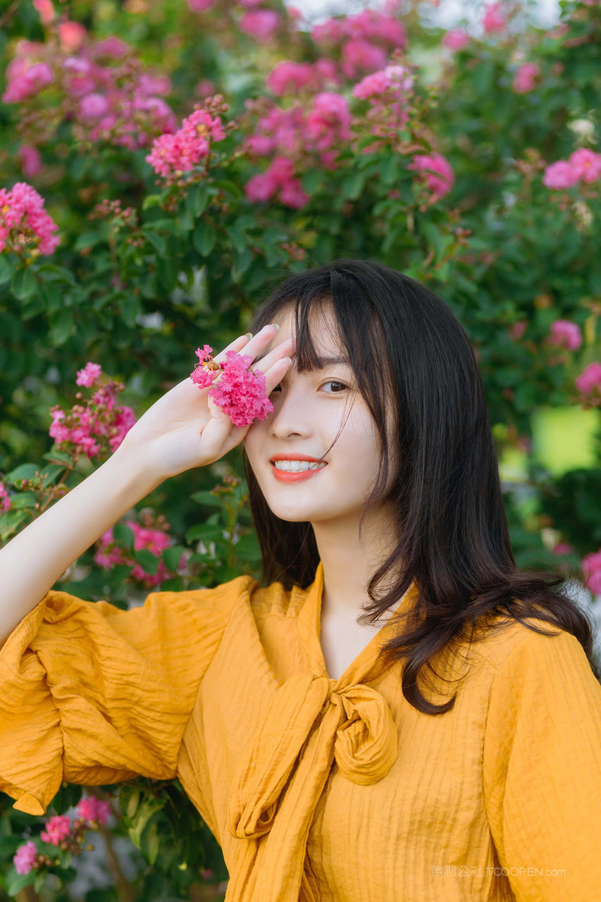 清纯极品黄色上衣女大学生艺术照写真图片