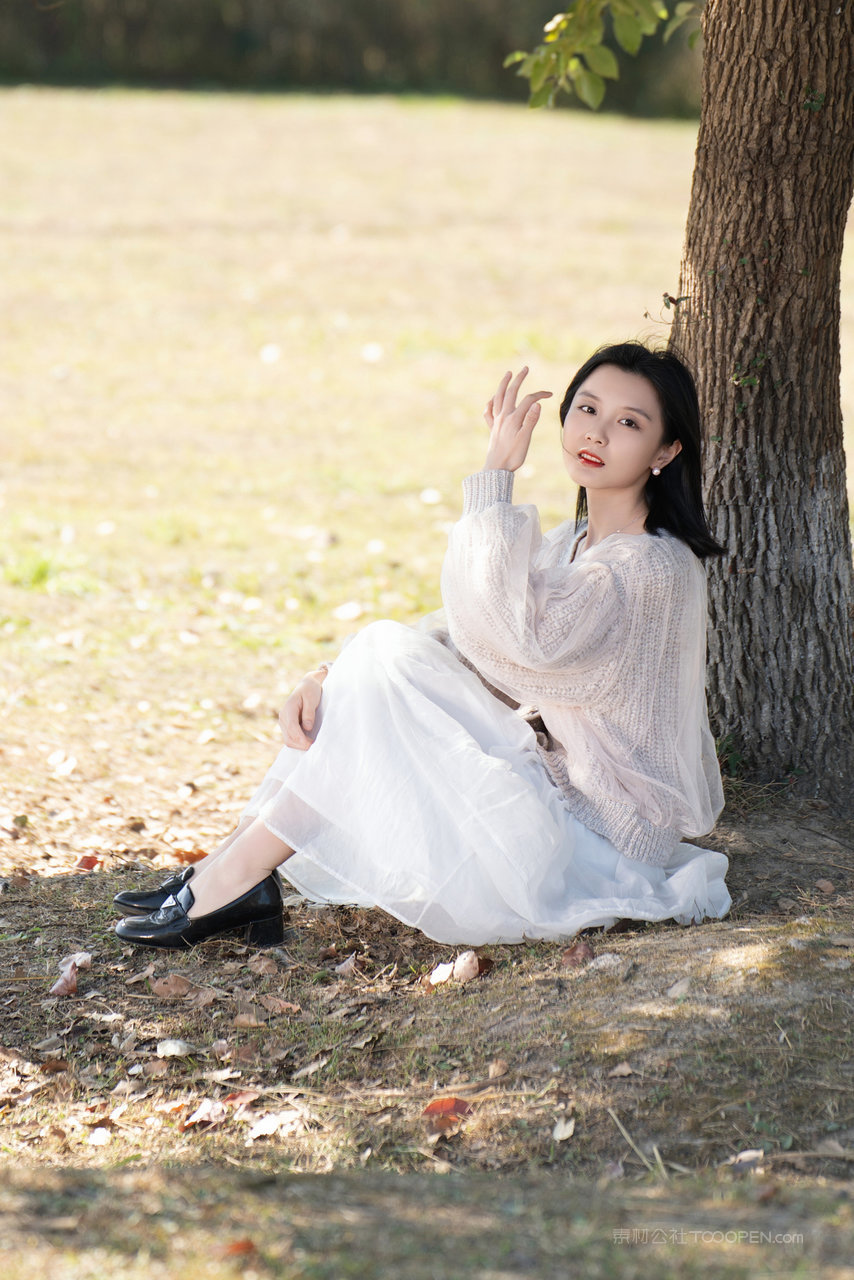坐在树下的清纯甜美女孩个人写真图片