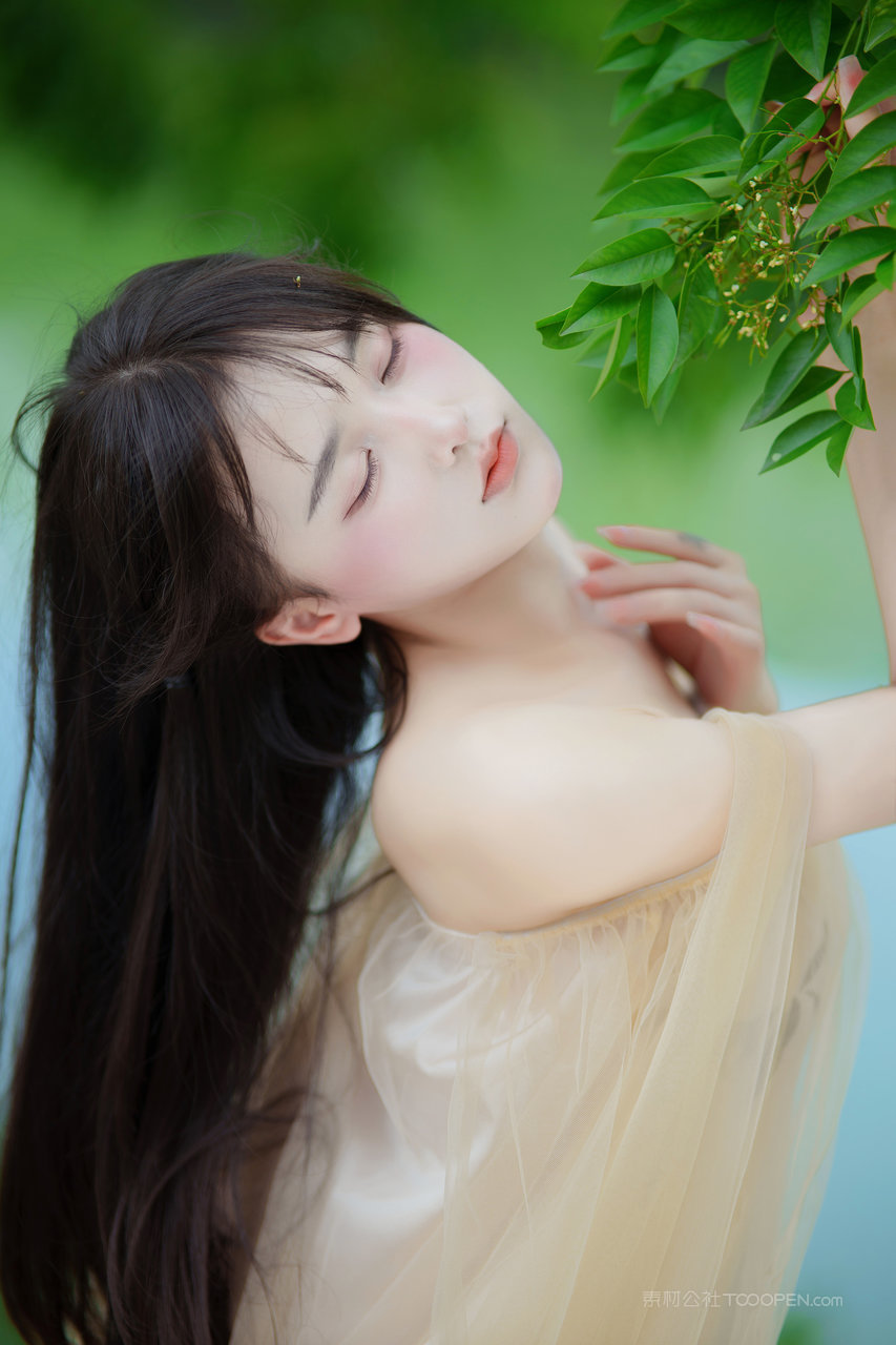 长发及腰的女孩清新养眼美女壁纸图片下载