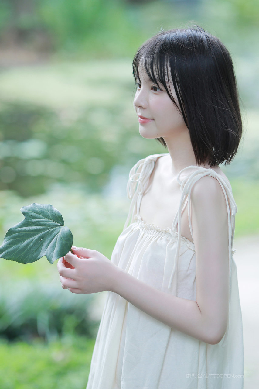 清纯可爱女生短发美女壁纸图片