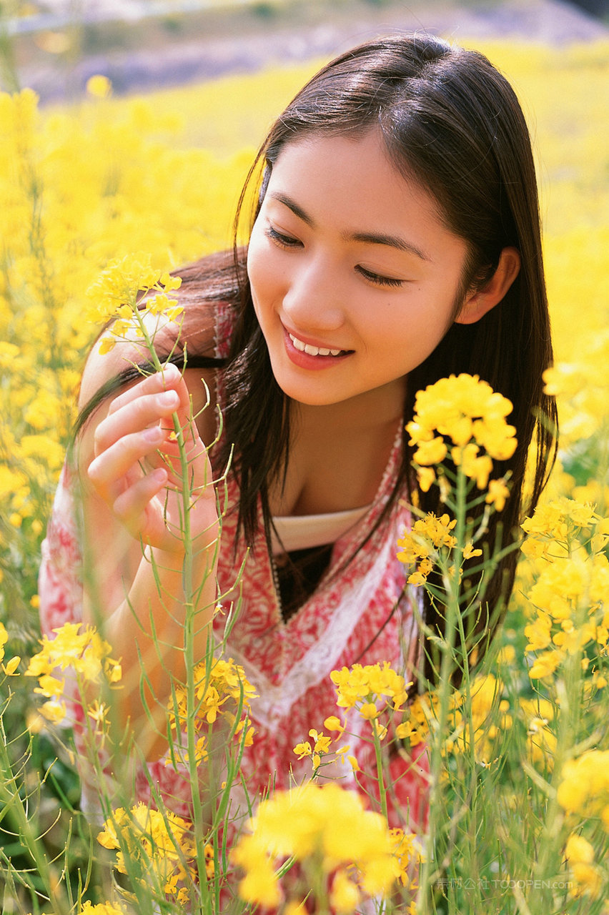 采摘鲜花的日本甜美女孩清纯美女壁纸图片
