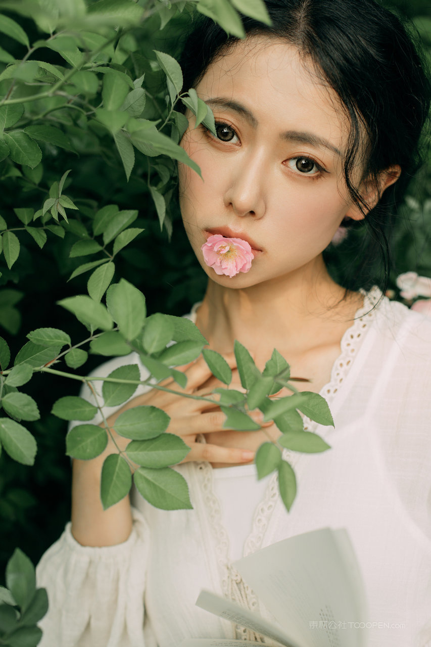 亲吻花朵的极品清纯美女高清写真图片