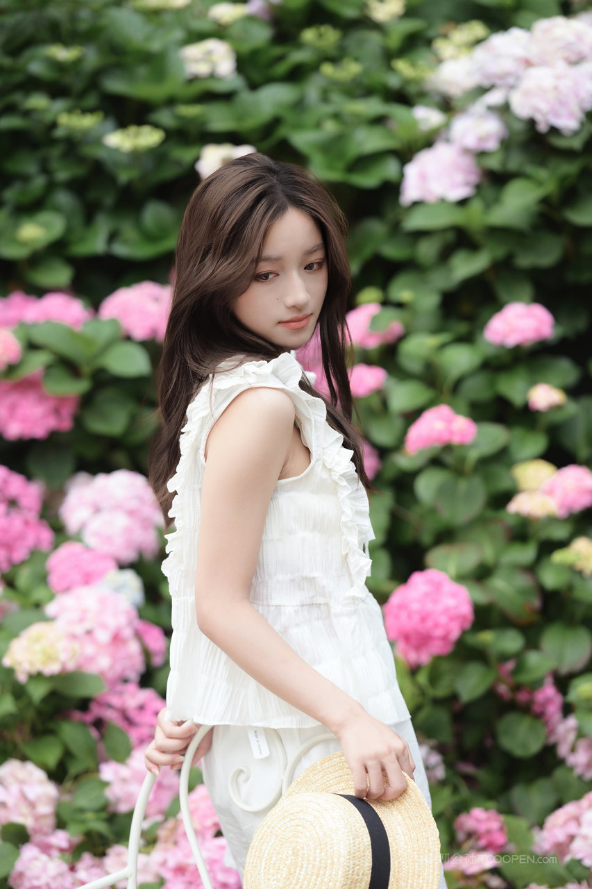 花丛中的尤果网清纯美少女艺术照