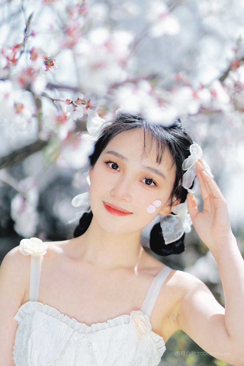 白皙清纯的国产甜美少女户外人像摄影艺术照