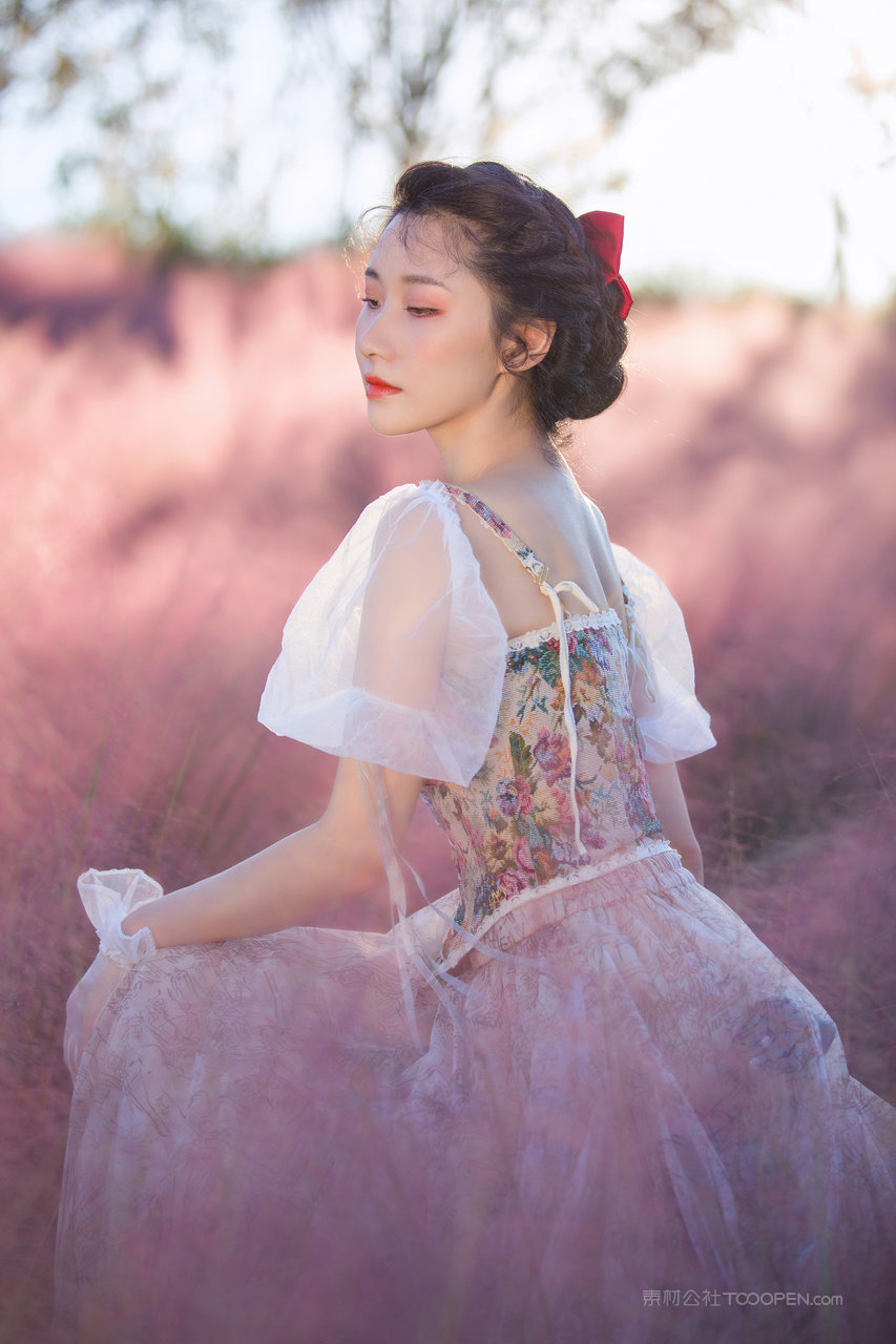 盘起头发的唯美清纯气质女生高清人像艺术摄影图片