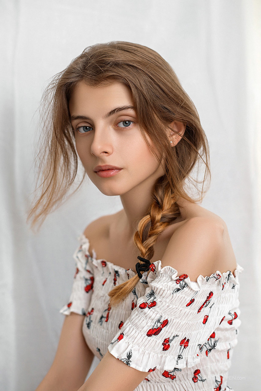 清纯顶级欧美美女大学生**艺术照图片