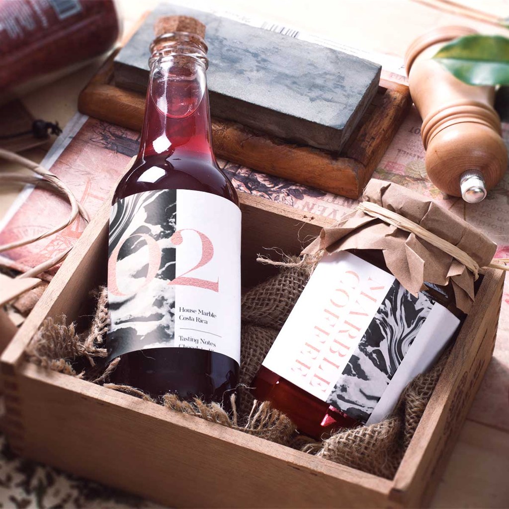 餐饮行业酒瓶设计样机