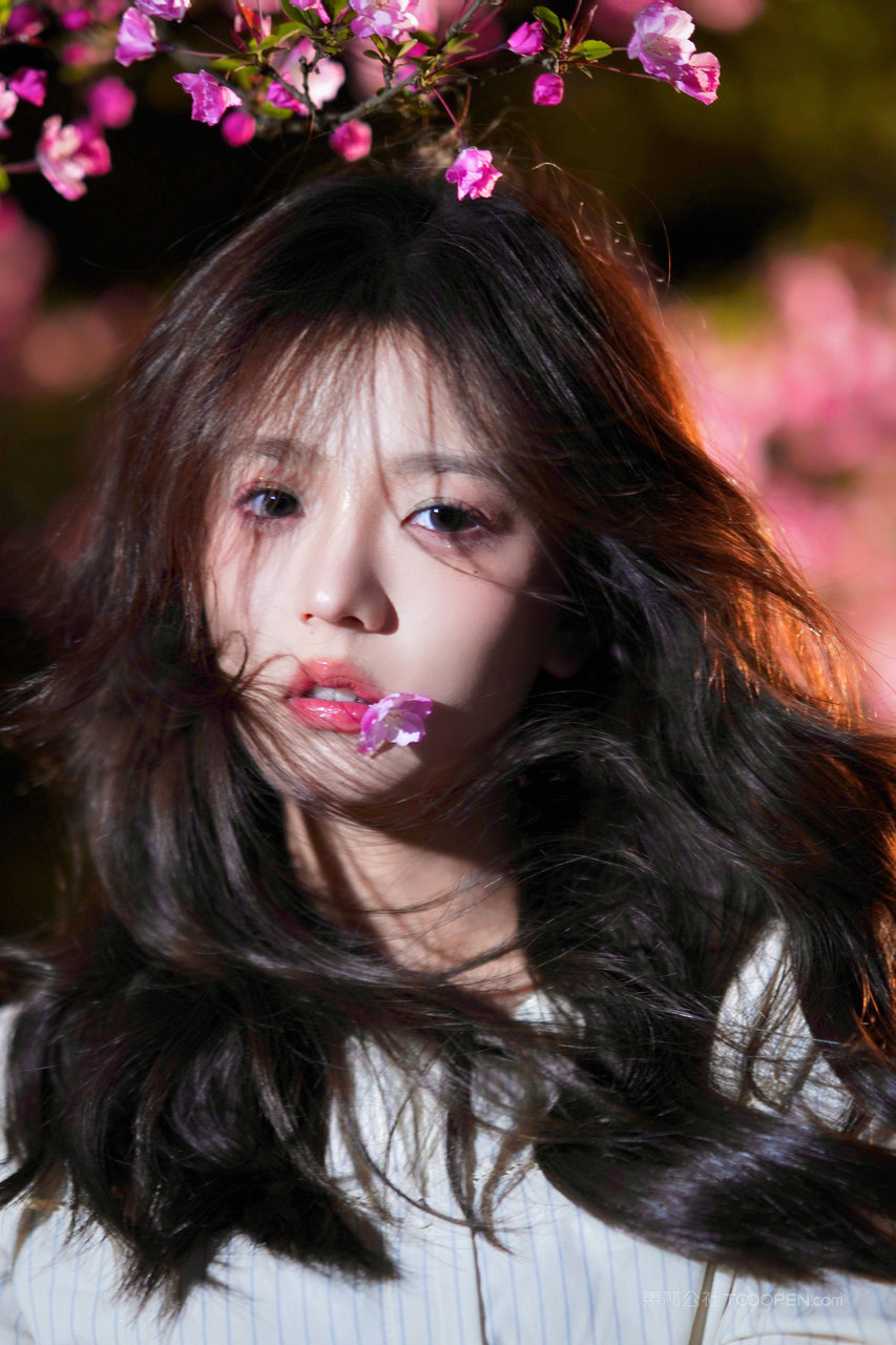 网红主播凌乱感写真